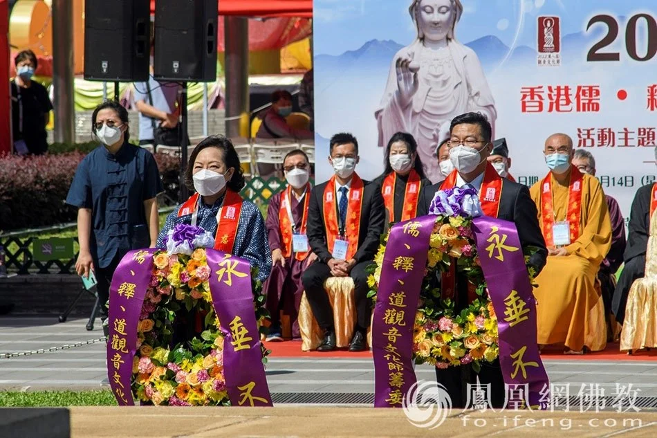嘉宾向保护香港和平的烈士敬献花环